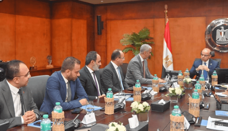 وزير الاستثمار يبحث مع قيادات ڤودافون تسريع التحول الرقمي وتطوير منظومة التجارة