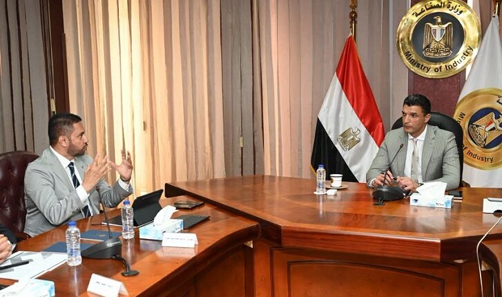 وزير الصناعة يبحث مع "جيلا" تطورات إنشاء مصنع للإضاءة الذكية باستثمارات 30 مليون دولار