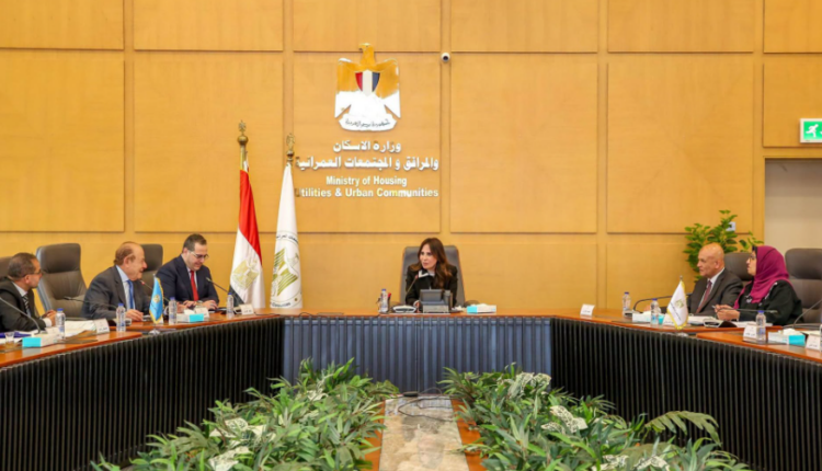 وزيرة الإسكان تبحث مع مستثمري العاشر من رمضان دعم الاستثمار وحل التحديات