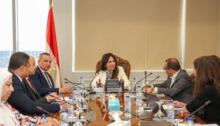 وزيرة الإسكان تدرس مقترح إقامة أوت ليت تجاري متكامل في مدن شرق القاهرة