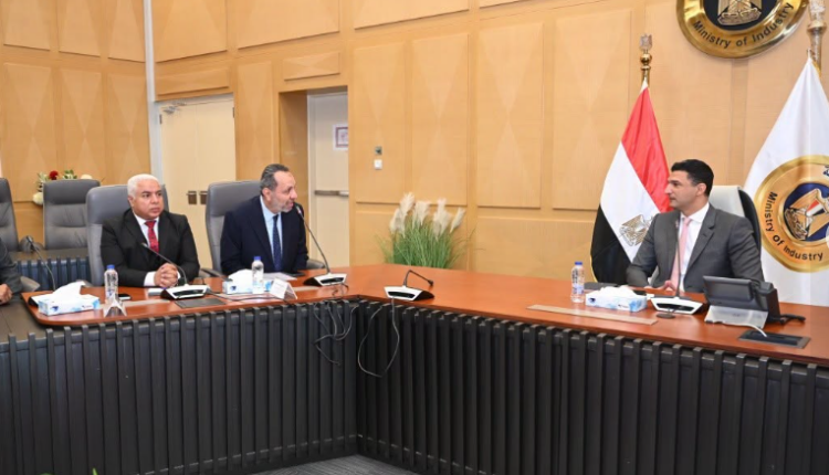 وزير الصناعة: دراسة متكاملة لزيادة الصادرات المصرية من الأثاث