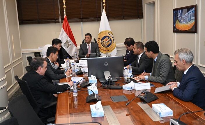 وزير الصناعة يبحث مع سامسونج خططها التوسعية في مصر