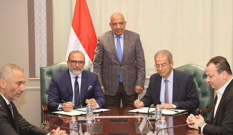 بروتوكول تعاون بين الكهرباء وإي آند مصر لإحلال العدادات التقليدية بأخرى ذكية