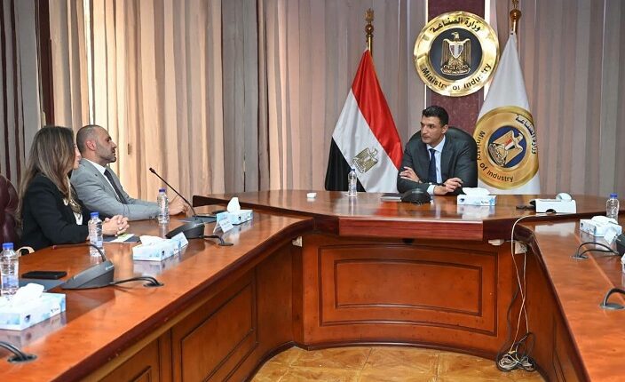 خالد هاشم: زيارات دورية للمناطق الصناعية لسرعة التعامل مع المشكلات