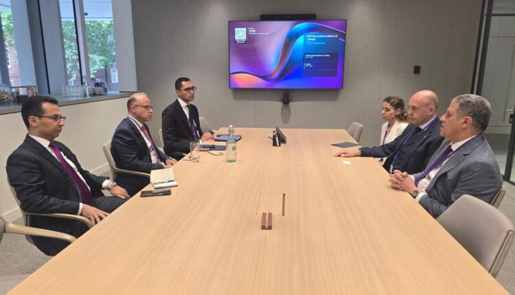 وزير الاستثمار يبحث مع شركة بريطانية فرص توطين تكنولوجيا إشارات السكك الحديدية