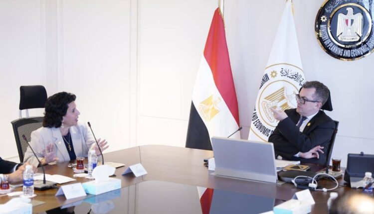 وزارة التخطيط تدرس إطلاق مبادرة 100 مليون متعلم بالتعاون مع كلية ثندربيرد الأمريكية