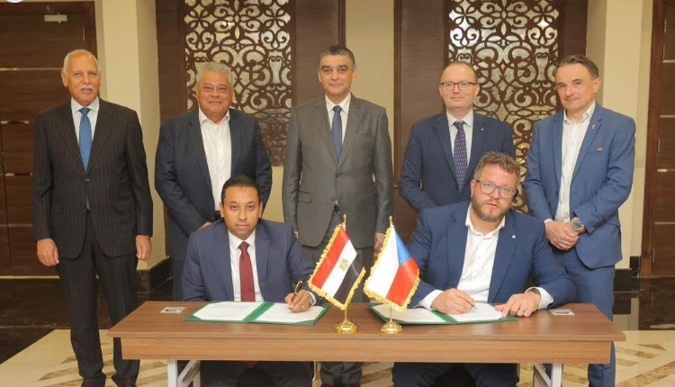 شراكة مصرية تشيكية لتوطين صناعة الأسرة الطبية