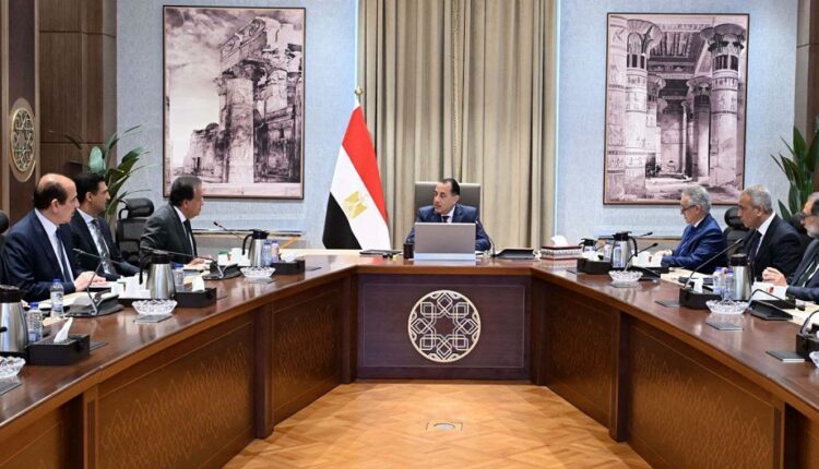 رئيس الوزراء يوجه بتعزيز إجراءات إحكام الرقابة على مصانع إنتاج الأغذية
