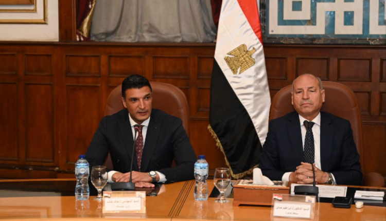 وزير الصناعة ومحافظ القاهرة يسلمان 40 عقدا لتقنين أوضاع مصانع وورش شق الثعبان