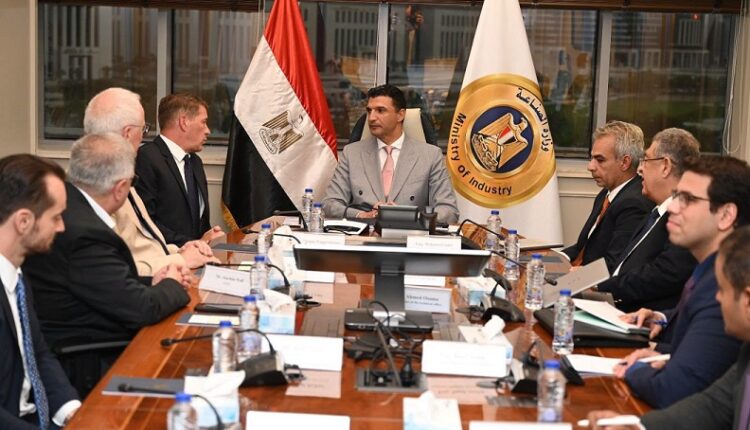 وزير الصناعة يبحث مع مرسيدس بنز التوسع في تصنيع السيارات بمصر وزيادة الصادرات