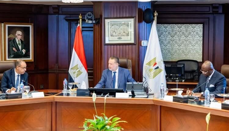 محافظ المركزي ووزير الخارجية يبحثان مع أفريكسيم بنك دعم التجارة والاستثمار في إفريقيا