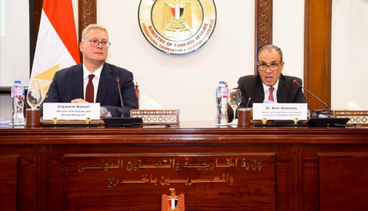 وزيرا الخارجية والبترول يعرضان فرص الاستثمار في الطاقة والثروة المعدنية على ممثلي السفارات الأجنبية