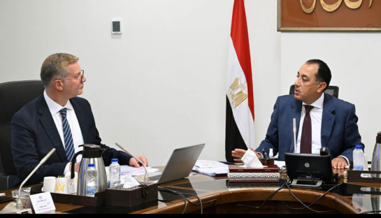 رئيس الوزراء يتابع مع وزير البترول عددا من ملفات العمل