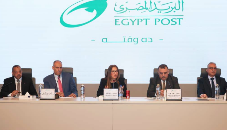 رئيسة هيئة البريد خلال لقاء مفتوح مع قيادات البريد والنقابة العامة