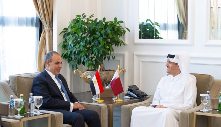 وزير الخارجية يبحث مع نظيره القطري تعزيز العلاقات الثنائية وفتح آفاق جديدة للشراكات الاستثمارية