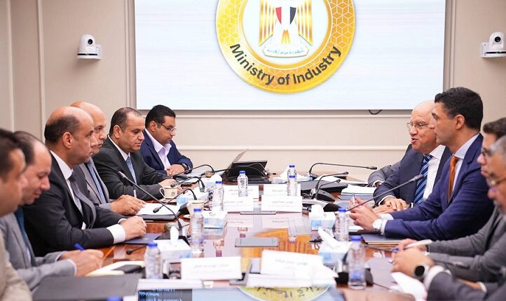 مباحثات حكومية لتيسير كافة الإجراءات الخاصة بالتراخيص الصناعية